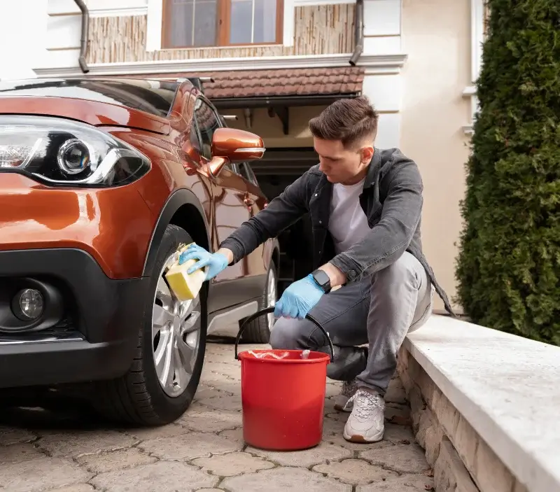 Lavage auto à domicile La Chapelle-Heulin : professionnel intervenant sur un véhicule